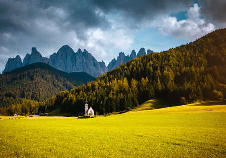 Descubre la belleza de la iglesia de San Giovanni en los Dolomitas