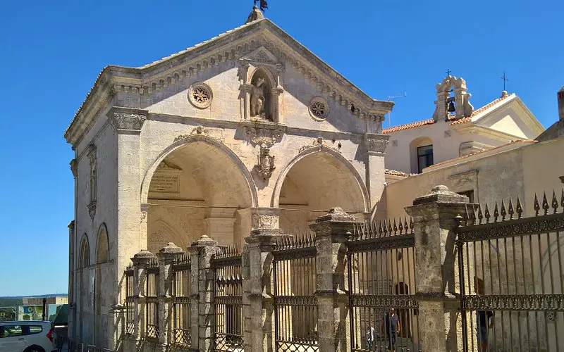 Descubre la belleza de la Iglesia de San Miguel Arcángel en Italia