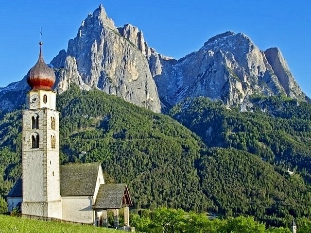 Descubre la belleza de la iglesia de San Valentino en los Dolomitas