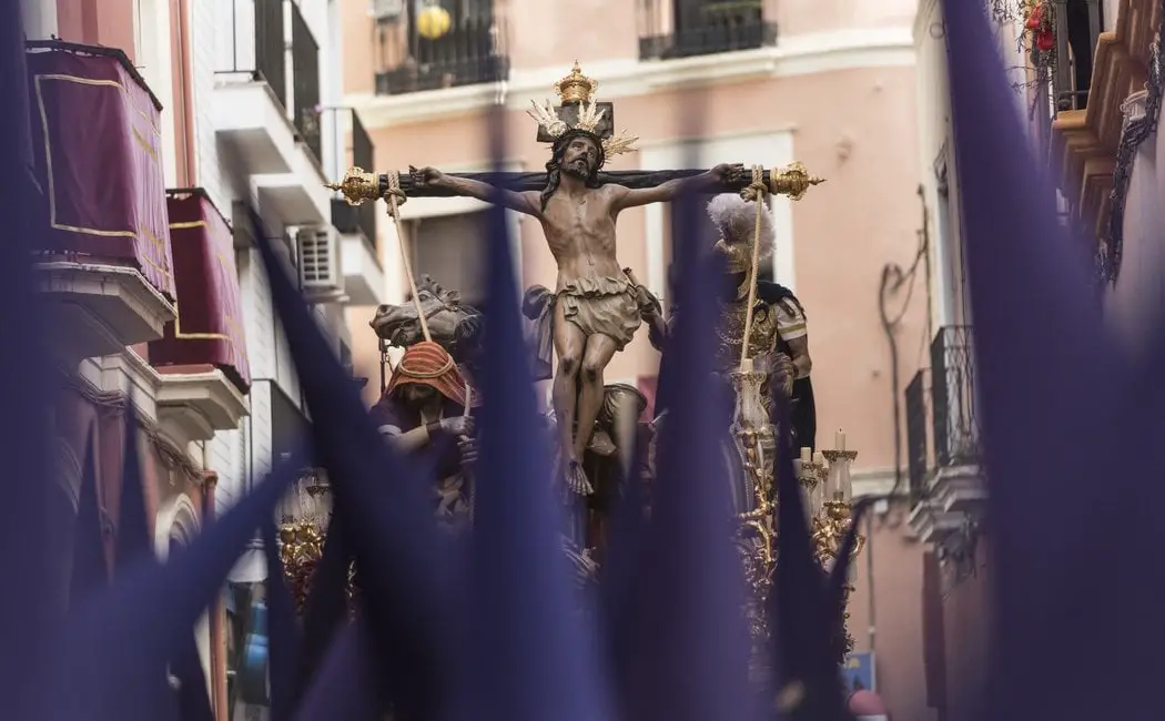 Descubre la belleza de la Parroquia Santa Genoveva en Sevilla