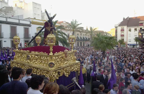 Descubre la belleza de las procesiones en Cádiz: devoción y tradición