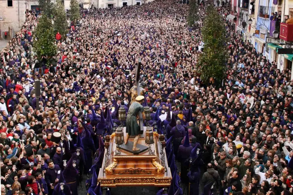 Descubre la belleza de las procesiones en Cuenca
