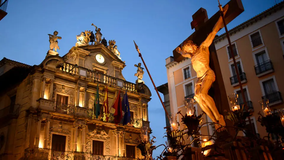 Descubre la belleza de las procesiones en Pamplona: tradición y devoción