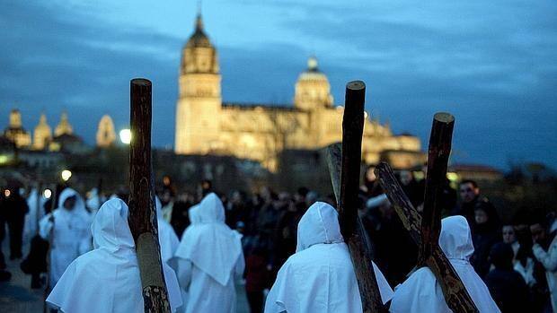 Descubre la belleza de las procesiones en Soria: tradición y devoción