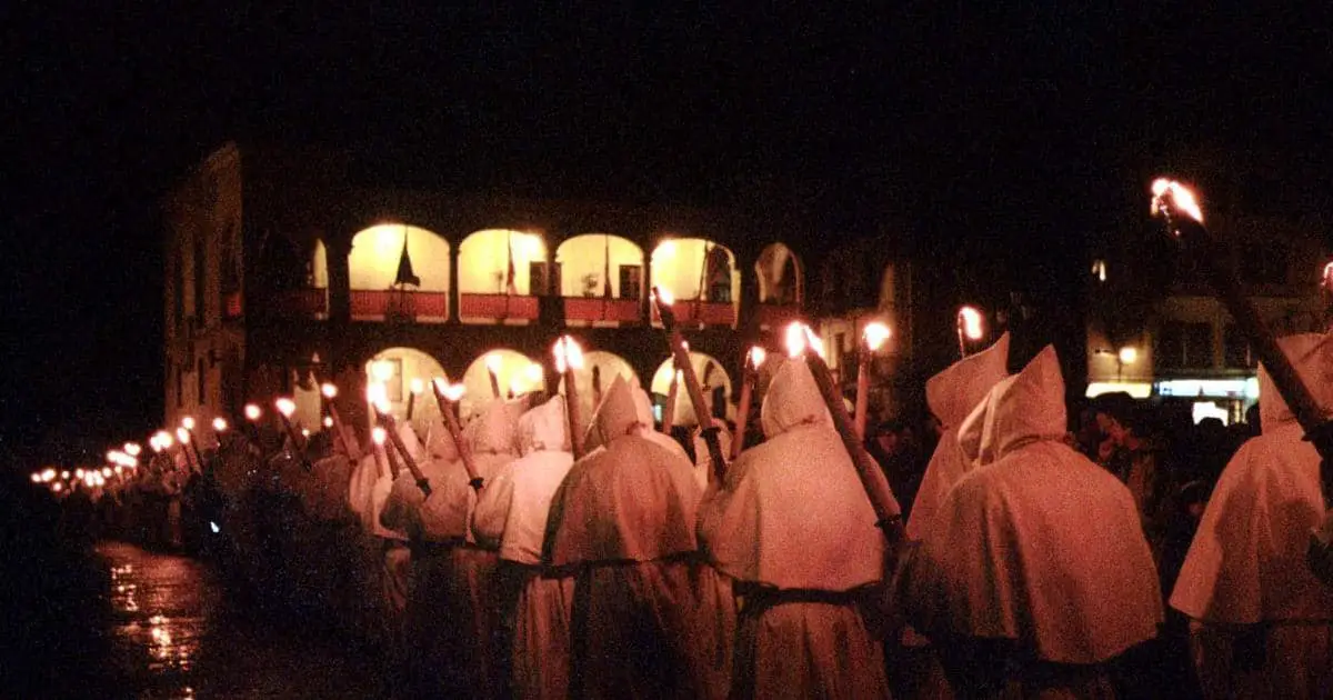 Descubre la belleza de las procesiones en Zamora: tradición y devoción