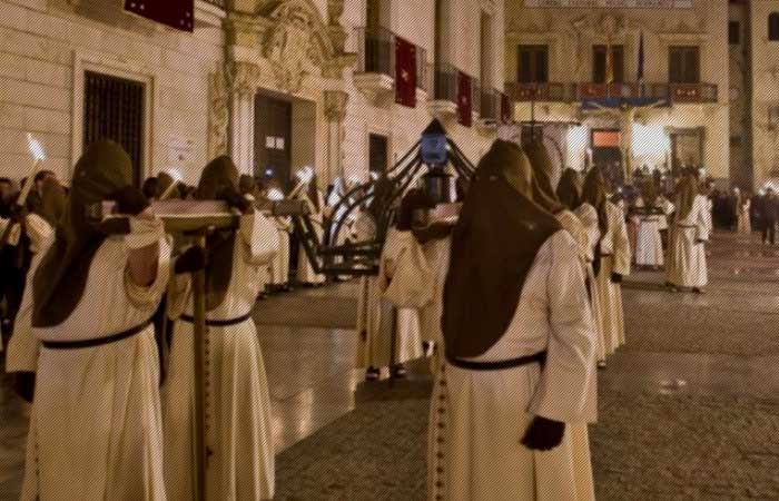 Descubre la belleza y devoción de las procesiones en Tordesillas