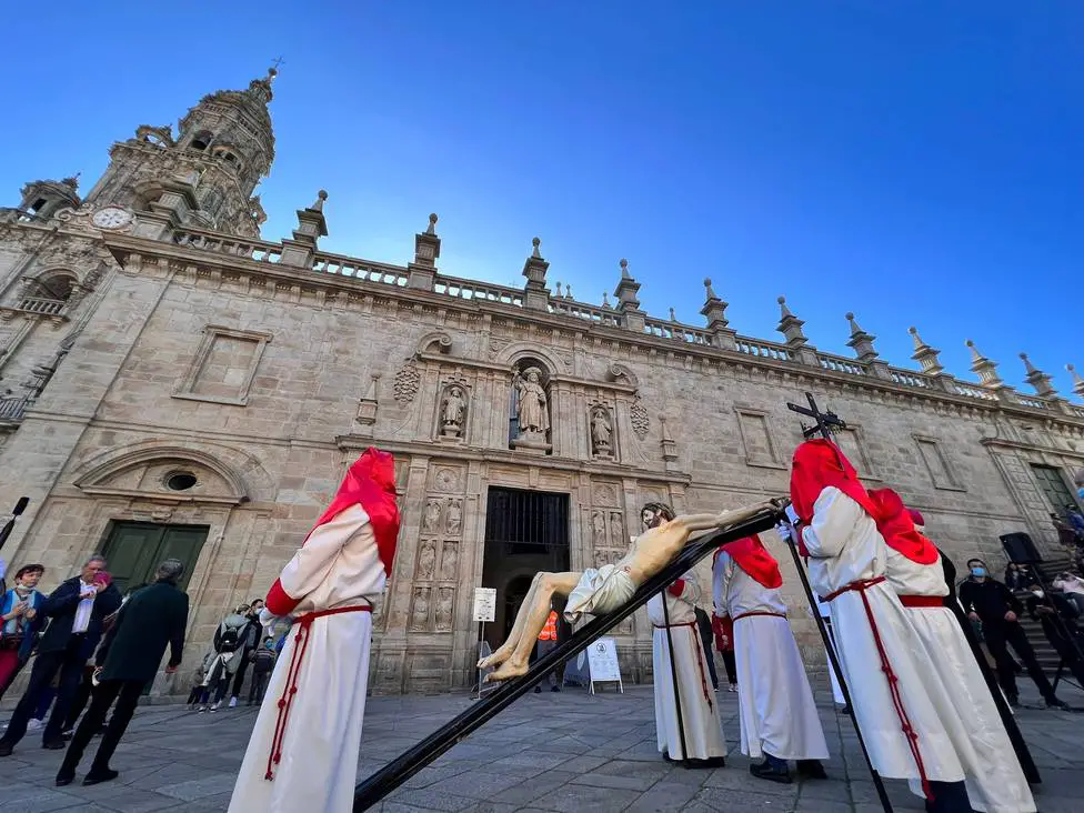 Descubre la emoción en las procesiones de Semana Santa en Santiago de Compostela