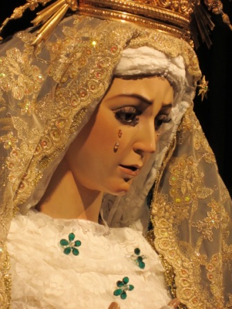 Descubre la Emotiva Historia de la Virgen de la Macarena