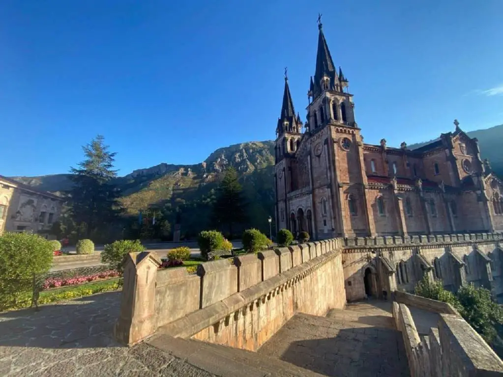 Descubre la fascinante historia de la Basílica de Covadonga