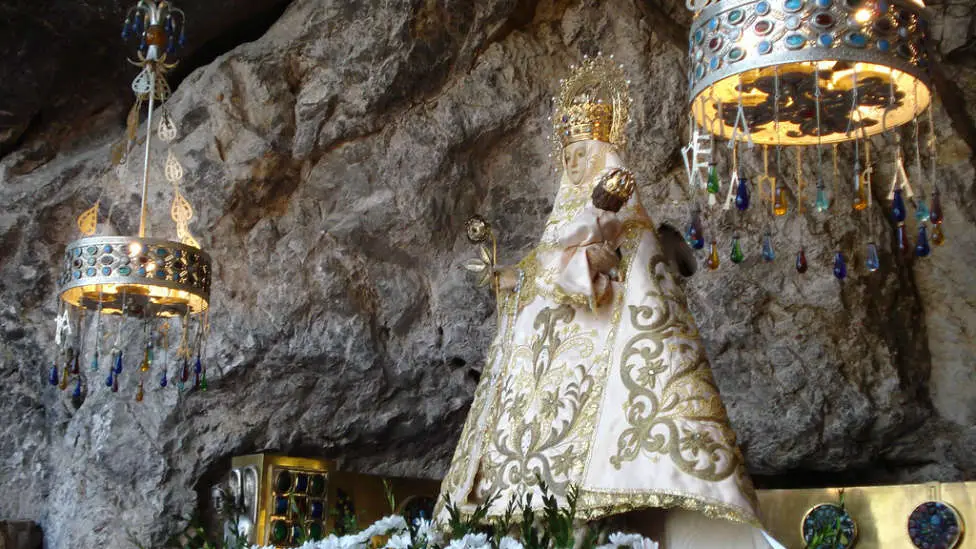 Descubre la historia de la Virgen de la Roca: Un símbolo de fe y protección
