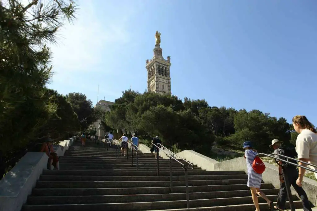 Descubre la Historia y Belleza de la Iglesia de San Lorenzo en Marsella