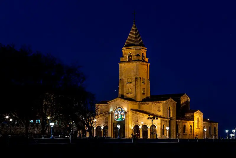 Descubre la Historia y Belleza de la Iglesia de San Pedro Apóstol en Gijón