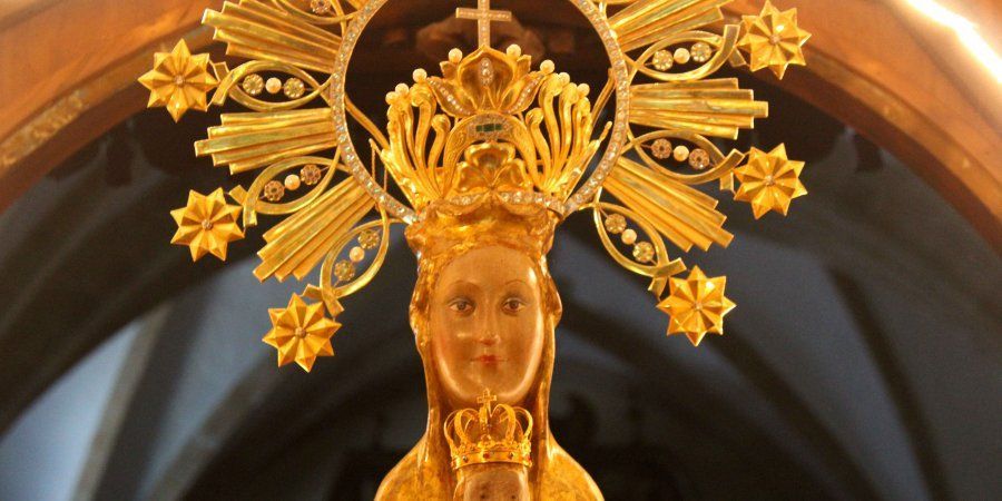 Descubre la historia y devoción a la Virgen de la Roca en Biarritz