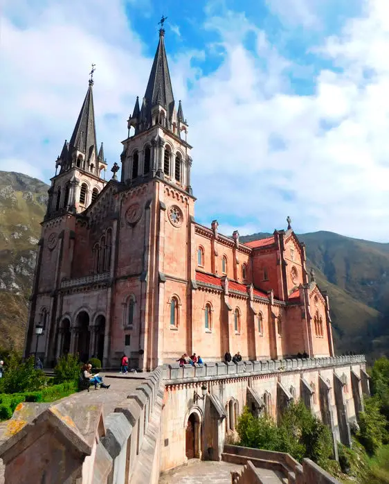 Descubre la historia y la belleza de la Basílica de Covadonga en Asturias
