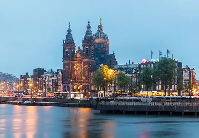 Descubre la histórica iglesia de San Nicolás en Ámsterdam