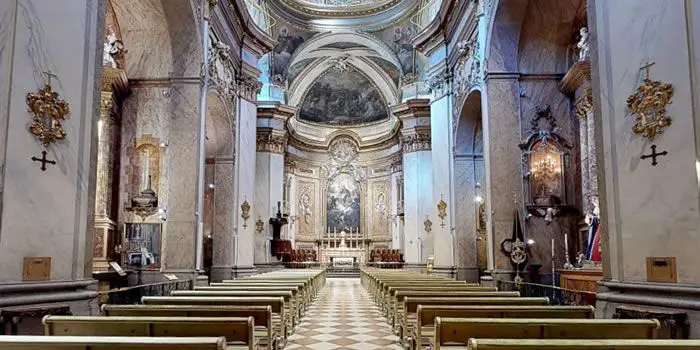 Descubre la impresionante arquitectura de la iglesia de San Miguel en Madrid