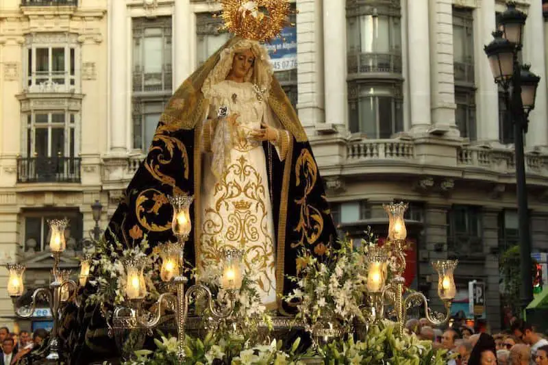 Descubre la magia de las procesiones de Madrid