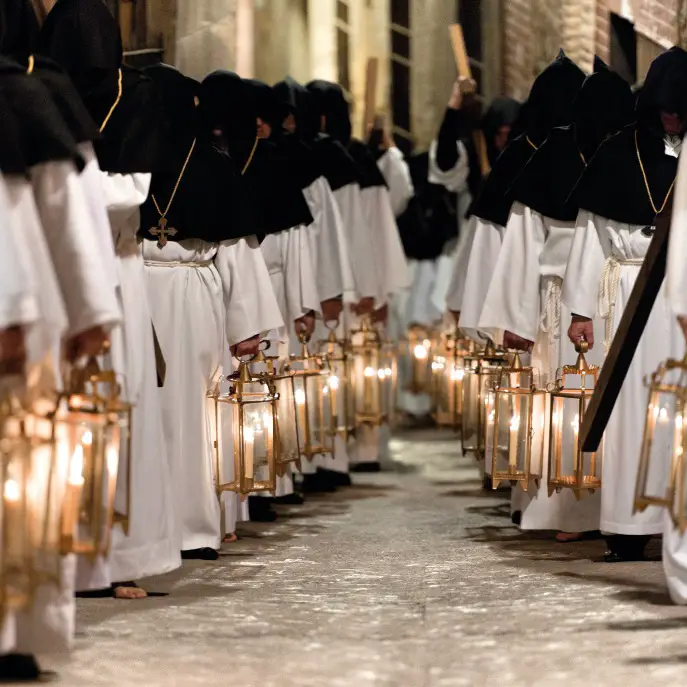 Descubre la magia de las procesiones en Toledo: tradición y devoción