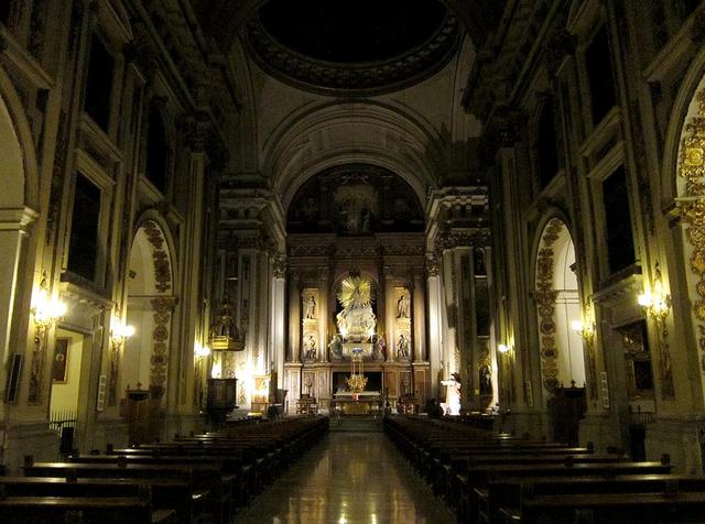 Descubre la majestuosa Basílica de Jesús de Medinaceli en la Plaza de Jesús, Madrid