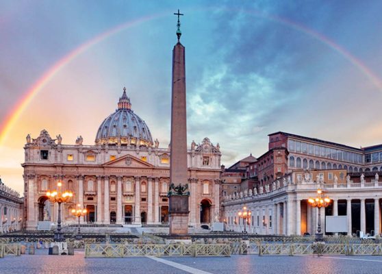 Descubre la majestuosa Basílica de San Pedro en el corazón del Vaticano