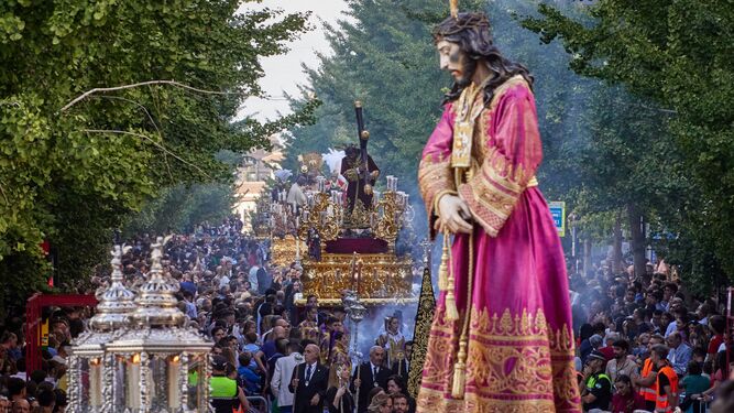 Descubre la majestuosidad de las procesiones de Semana Santa en Granada