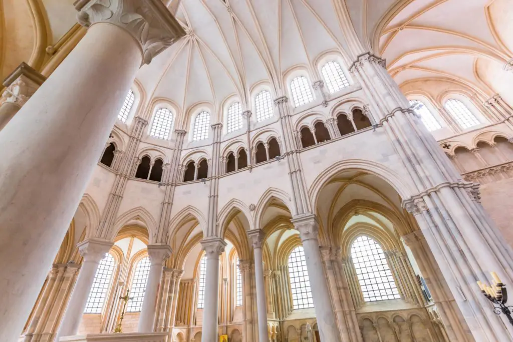 Descubre las impresionantes características de la basílica de Vézelay