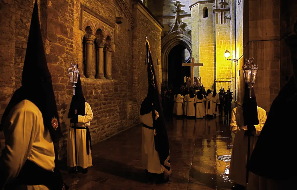 Descubre las impresionantes procesiones de Semana Santa en Asturias