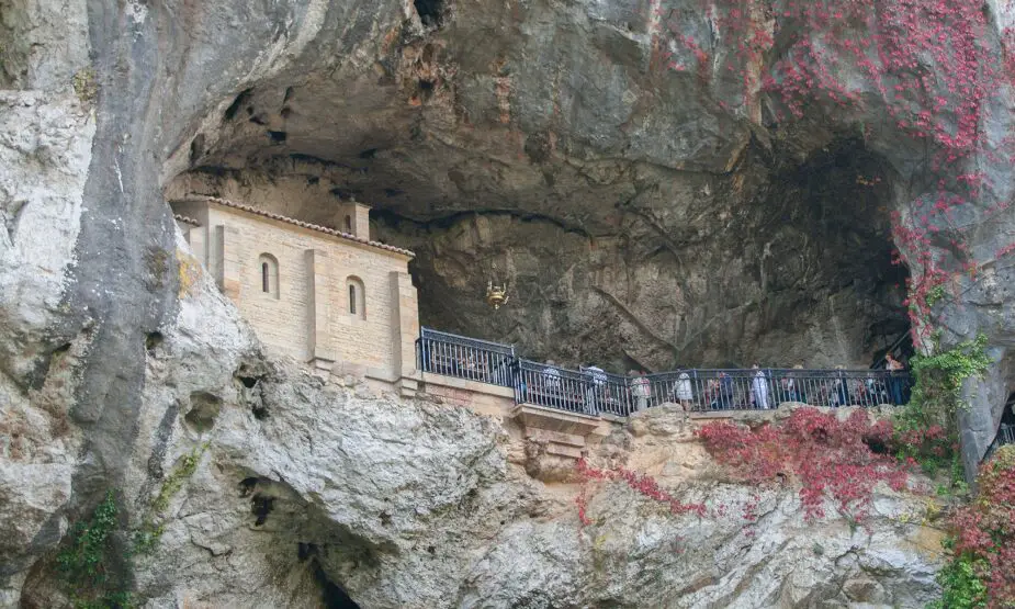 El misterio de la Virgen de Covadonga: descubre su conexión con la Cueva Sagrada
