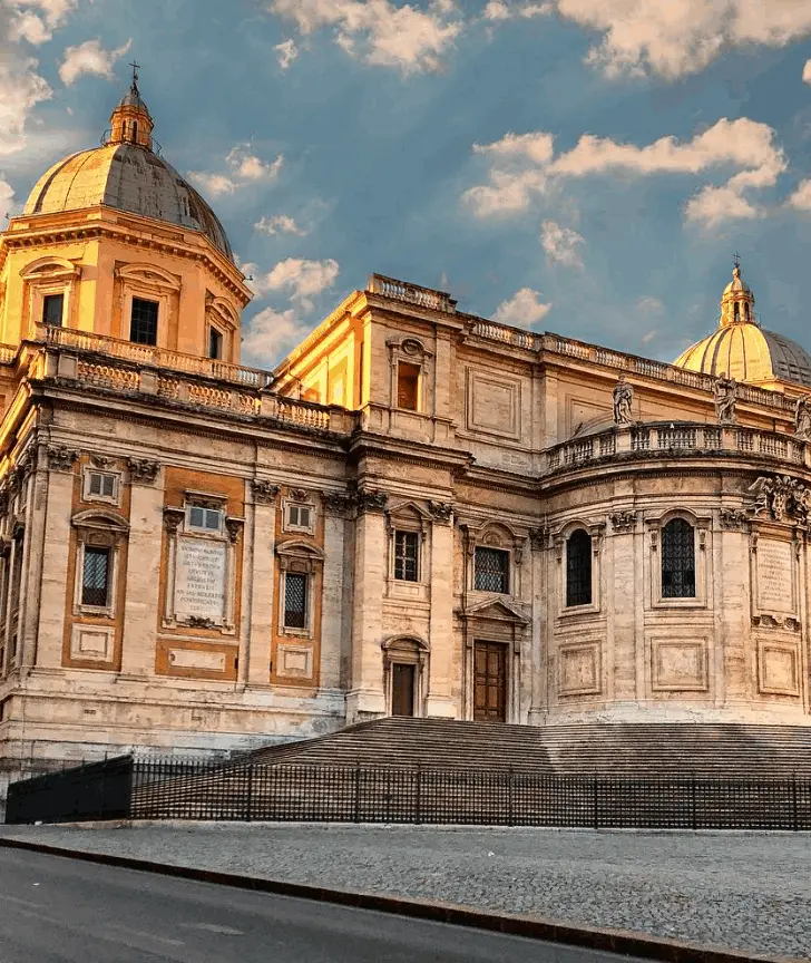 Explora la majestuosa Basílica de Santa María la Mayor en Roma, Italia