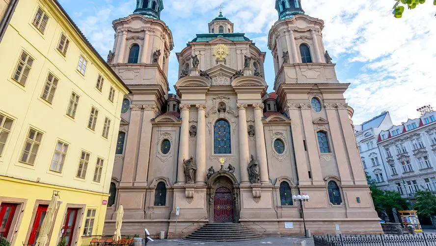 Iglesia de San Nicolás: Tesoro histórico en el corazón de la vieja Praga