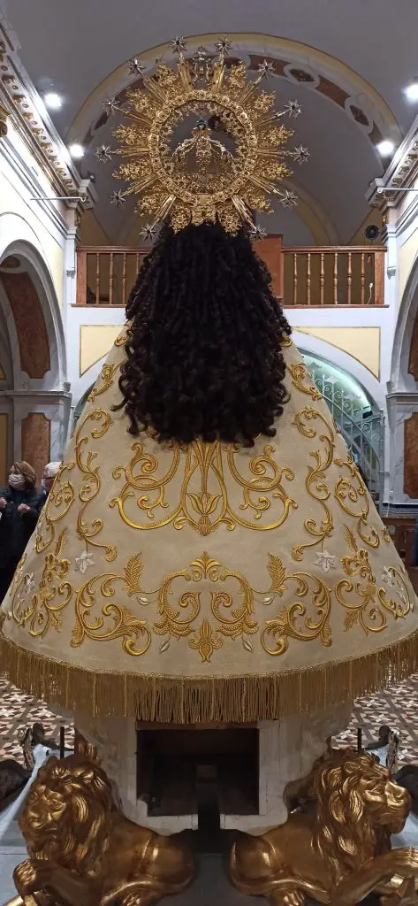 La Virgen de Covadonga sin manto: Un símbolo de humildad y devoción