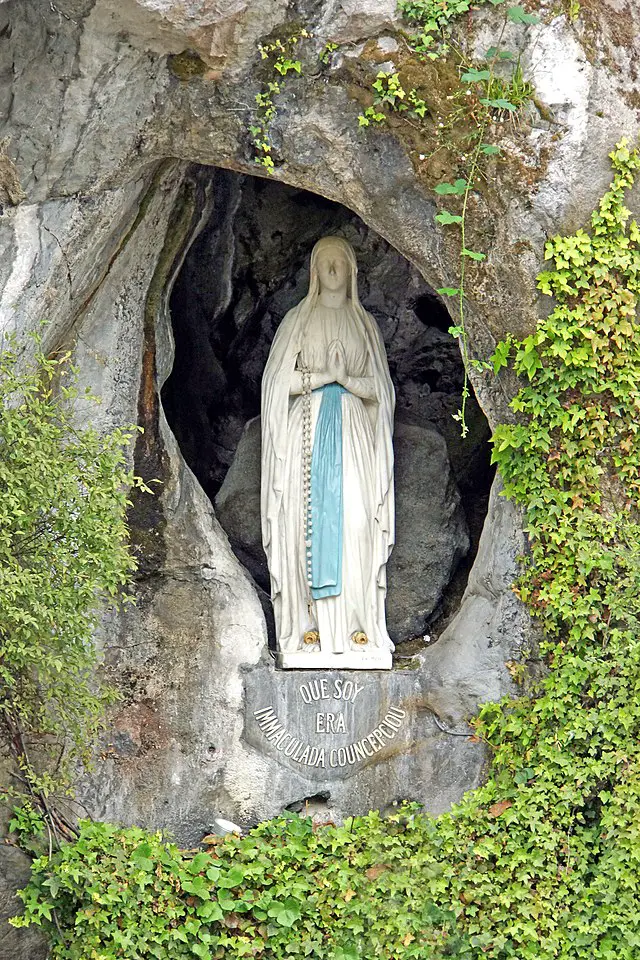 La Virgen de Lourdes: Fe y Milagros en Francia