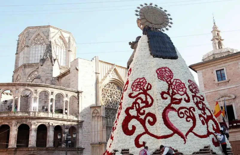 La Virgen de Valencia y las Fallas: Tradición y Devoción en la Ciudad del Turia