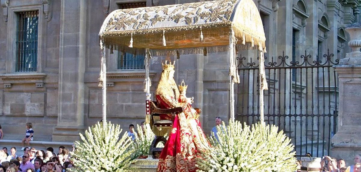Venera la Procesión de la Virgen de los Reyes: Tradición y Devoción
