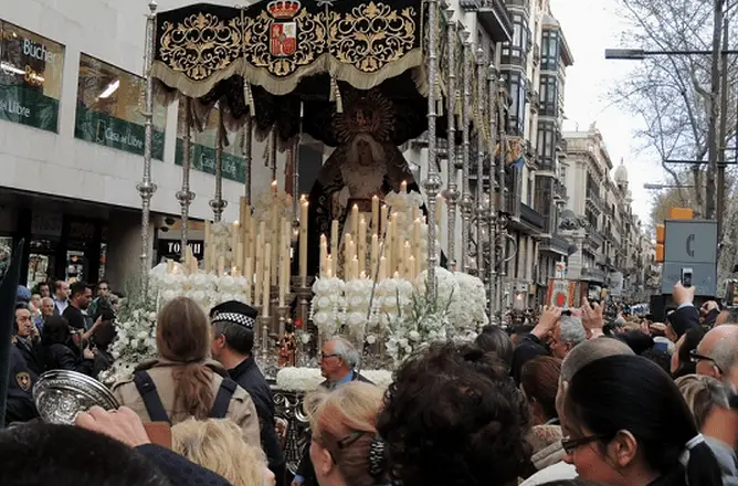 Vive la devoción en las procesiones de Cataluña: tradición y espiritualidad