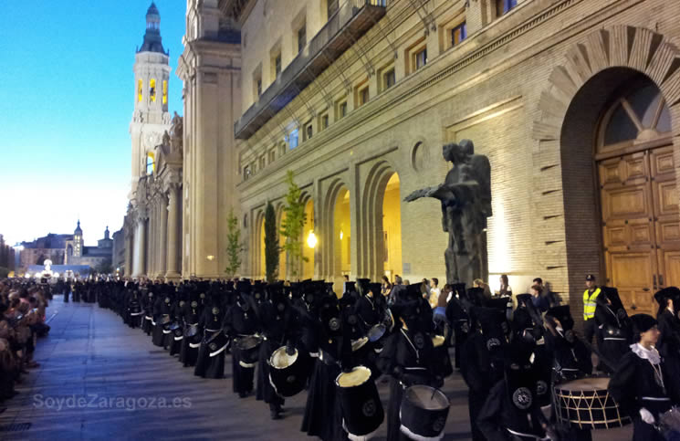 Vive la emoción de las procesiones del Lunes Santo en Zaragoza