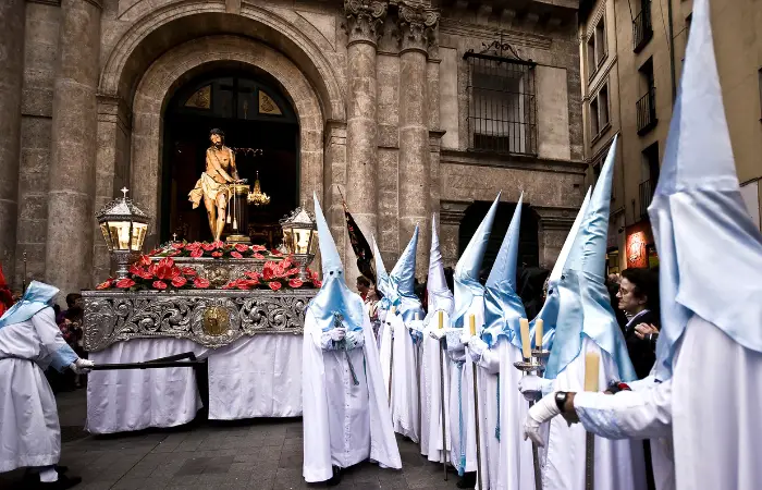 Vive la emoción de las procesiones del Viernes Santo en León: una experiencia inolvidable