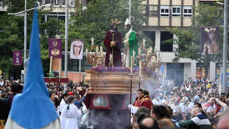 Vive la emoción de las procesiones en Andújar: Tradición y devoción