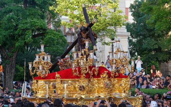 Vive la emoción de las procesiones en Sevilla el Domingo de Resurrección